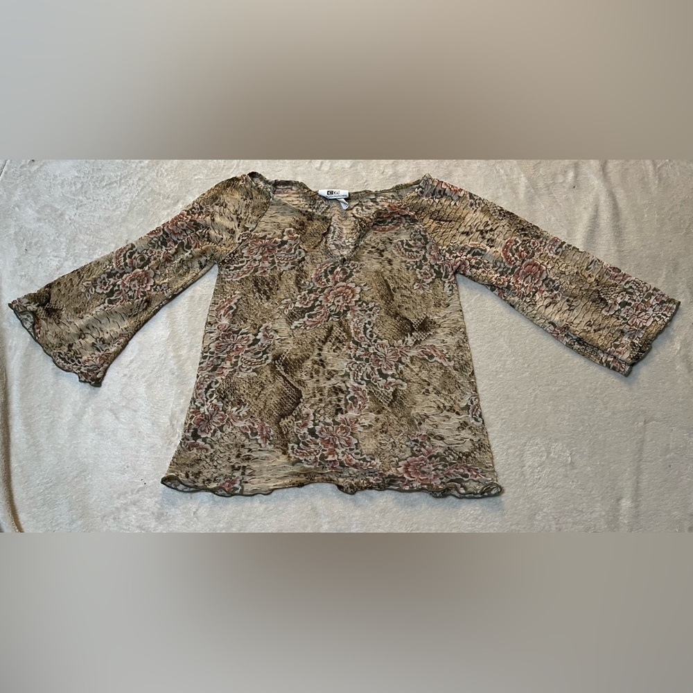 Beautiful floral flattering shirt size M